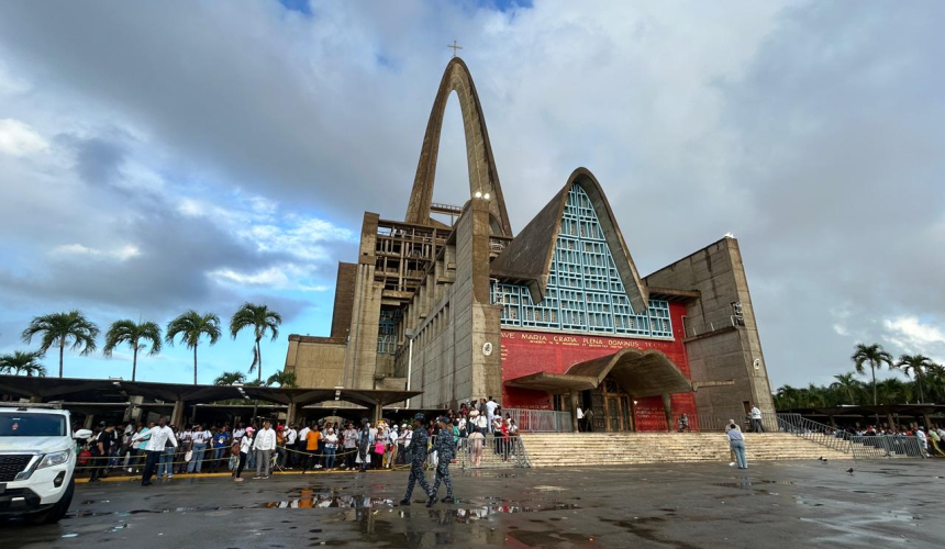 Sin importar las lluvias, fieles acuden a Higüey para honrar a la Virgen de la Altagracia