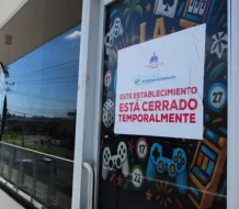 Clausuran tres negocios en Ciudad Juan Bosch por vender alcohol a menores