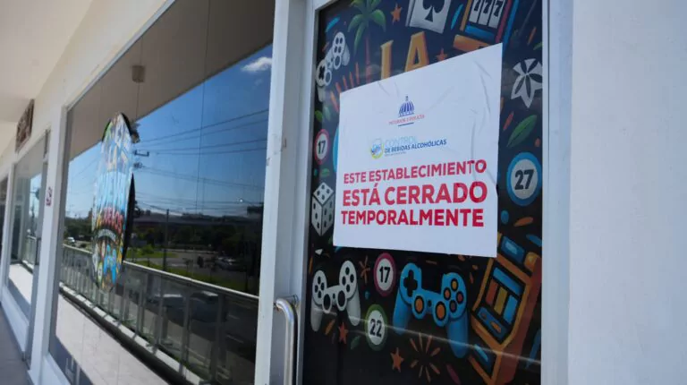 Clausuran tres negocios en Ciudad Juan Bosch por vender alcohol a menores