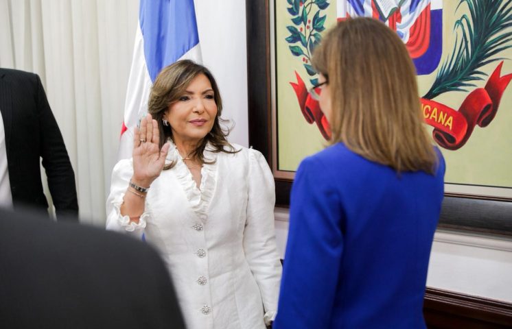 Raquel Peña juramenta a Geanilda Vásquez como coordinadora del Gabinete de Políticas Sociales