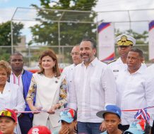 Vicepresidenta Raquel Peña y el INEFI entregan estadio de béisbol escolar en Santo Domingo Este