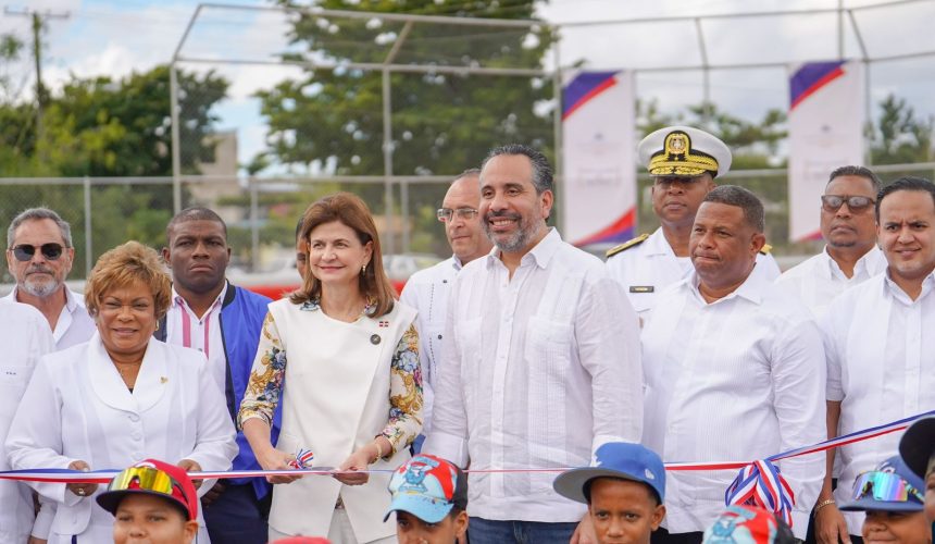 Vicepresidenta Raquel Peña y el INEFI entregan estadio de béisbol escolar en Santo Domingo Este