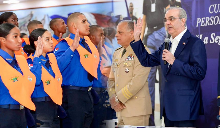 Abinader encabeza graduación y toma juramento de nuevos agentes de la sexta promoción del CESAC