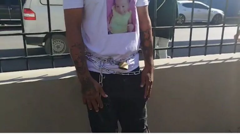 Padre se encadena para exigir justicia por muerte de su bebé bajo custodia de Conani en Santiago