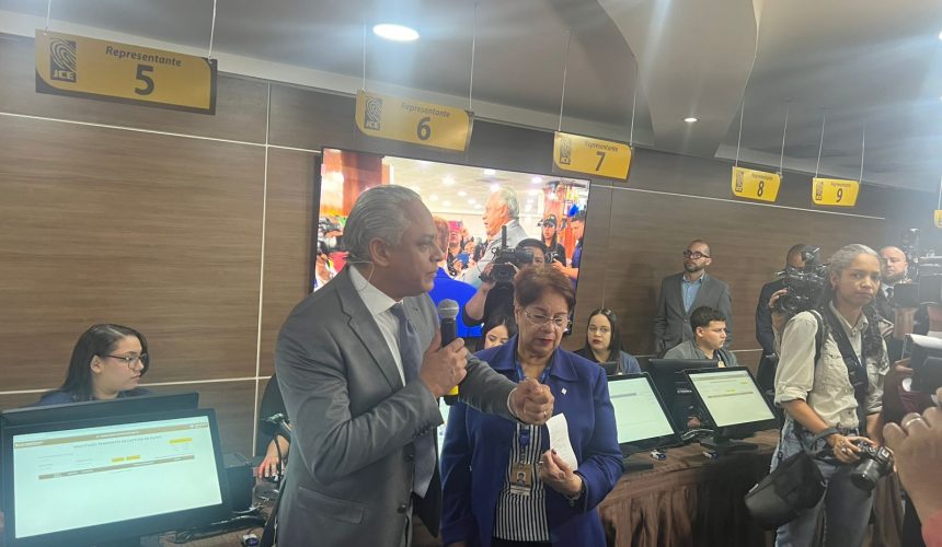 JCE empieza captura a sus empleados para la entrega de la nueva cédula