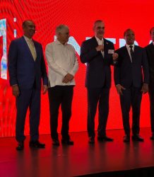 Abinader recibe la primera nueva Licencia de Conducir