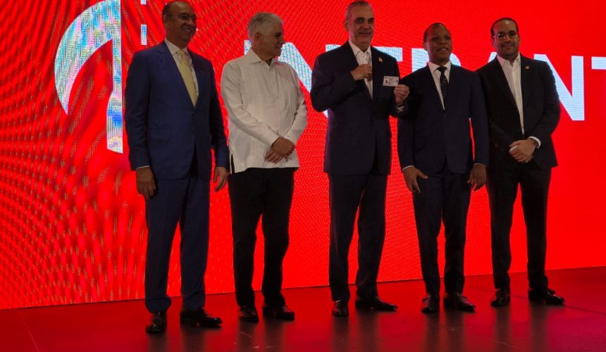 Abinader recibe la primera nueva Licencia de Conducir