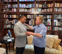 Titular SNS resalta compromiso con la salud durante encuentro con Pepín Corripio