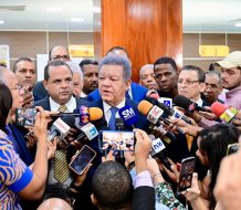 Leonel Fernández muestra su nueva cédula y afirma: “es la prueba de que el sistema funciona”