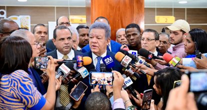 Leonel Fernández muestra su nueva cédula y afirma: “es la prueba de que el sistema funciona”