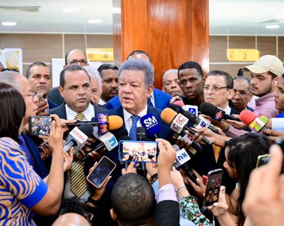 Leonel Fernández muestra su nueva cédula y afirma: “es la prueba de que el sistema funciona”