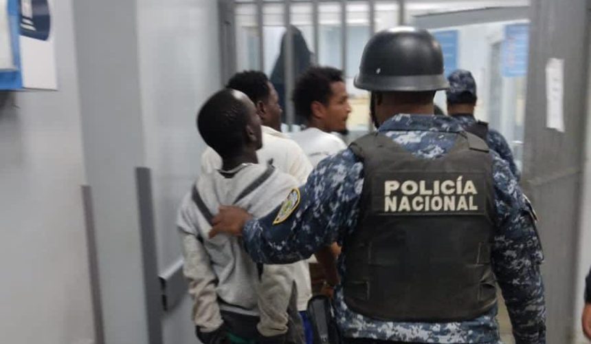 COMIPOL apresa tres hombres por lanzar piedras a conductores para atracarlos