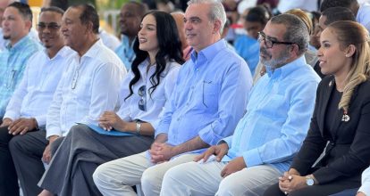 Presidente Abinader entrega techados de cancha en centros educativos de Santiago