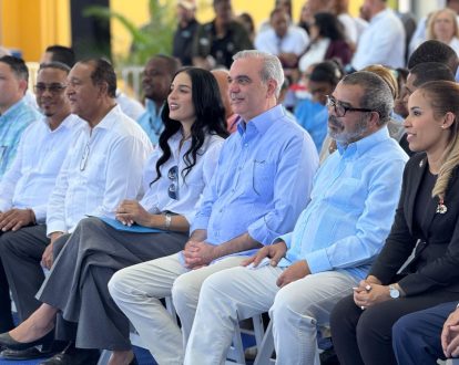 Presidente Abinader entrega techados de cancha en centros educativos de Santiago