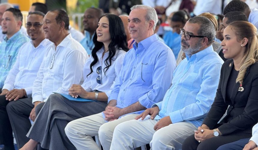 Presidente Abinader entrega techados de cancha en centros educativos de Santiago