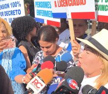Enfermeras protestan frente al Palacio Nacional y exigen aumentos salariales y nombramientos