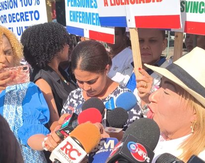 Enfermeras protestan frente al Palacio Nacional y exigen aumentos salariales y nombramientos