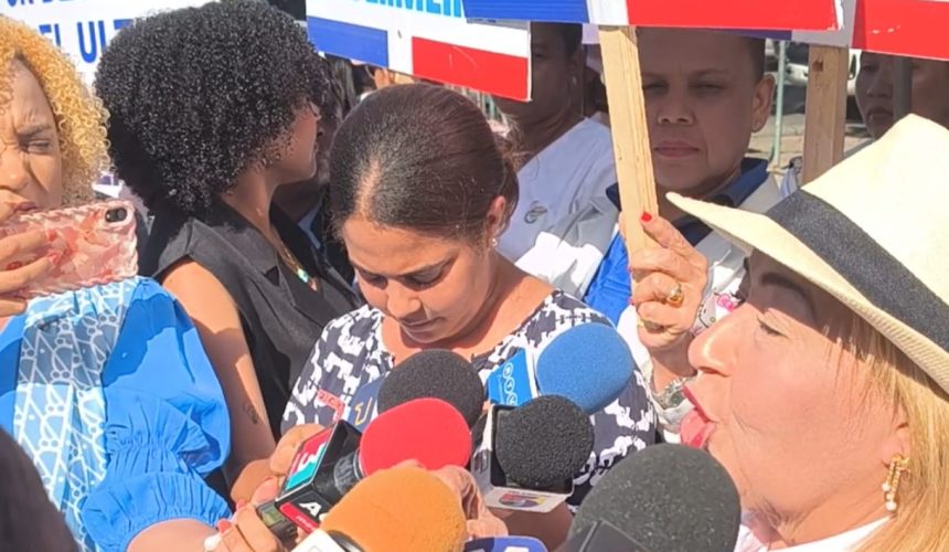 Enfermeras protestan frente al Palacio Nacional y exigen aumentos salariales y nombramientos