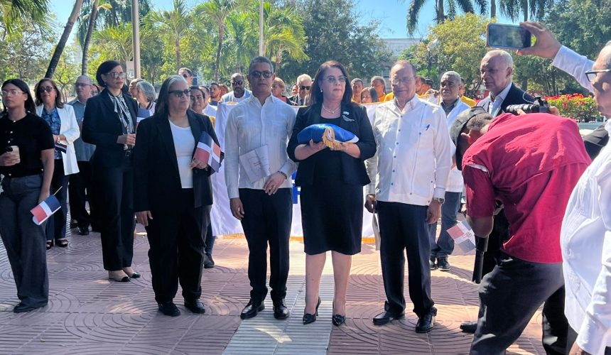 Infotep deposita ofrenda floral en el Altar de la Patria