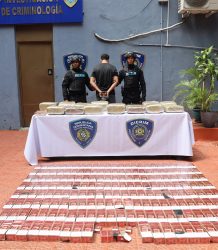 PN apresa hombre al que le ocupa 15 pacas de presunta marihuana y 197 paquetes de cigarrillos ilícitos en Villas Agrícolas, DN