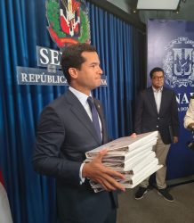 Omar Fernández reintroduce proyecto que elimina pago de anticipos por mipymes y otros 10 proyectos