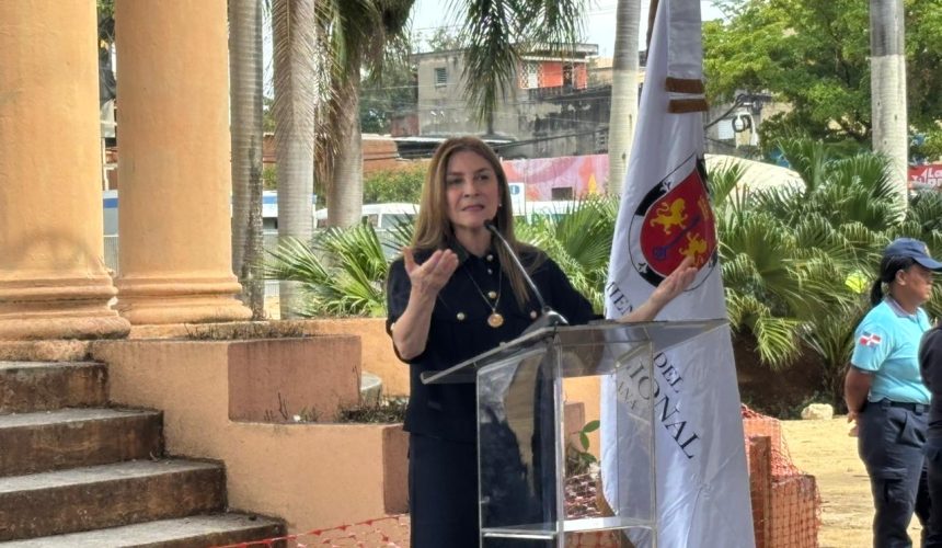 Carolina Mejia inicia revitalización integral del parque Enriquillo y su entorno
