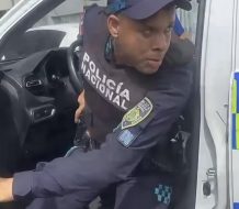 Suspenden agente de la Policía que roció gas pimienta y desenfundó arma frente a periodistas en SDE