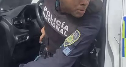 Suspenden agente de la Policía que roció gas pimienta y desenfundó arma frente a periodistas en SDE