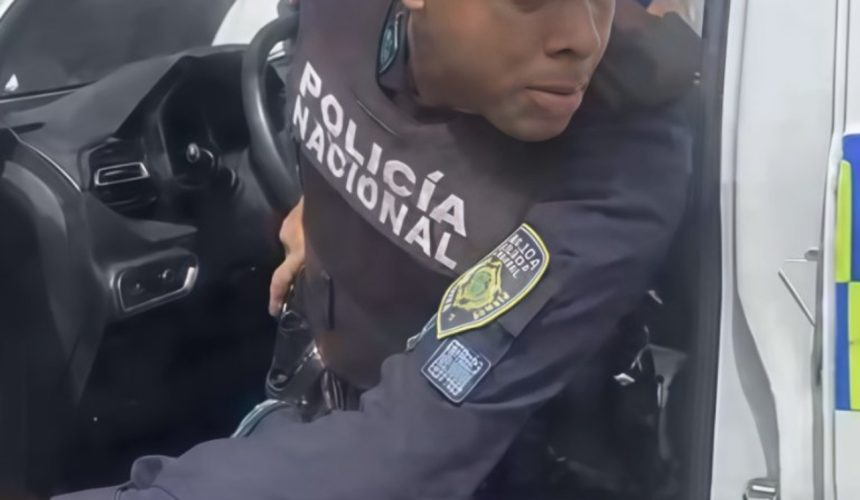 Suspenden agente de la Policía que roció gas pimienta y desenfundó arma frente a periodistas en SDE