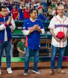 Abinader, Collado y Cruz asisten al juego del Clásico Mundial de Béisbol