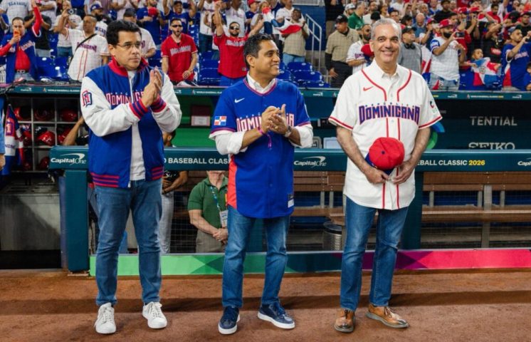 Abinader, Collado y Cruz asisten al juego del Clásico Mundial de Béisbol