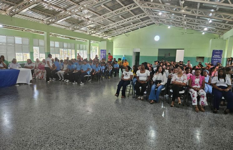 Estudiantes destacados son reconocidos en emotiva ceremonia en La Vega