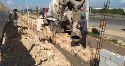 Monseñor Lorenzo Vargas vicario episcopal certifica transparencia en la verja y drenaje de la iglesia Bayaguana