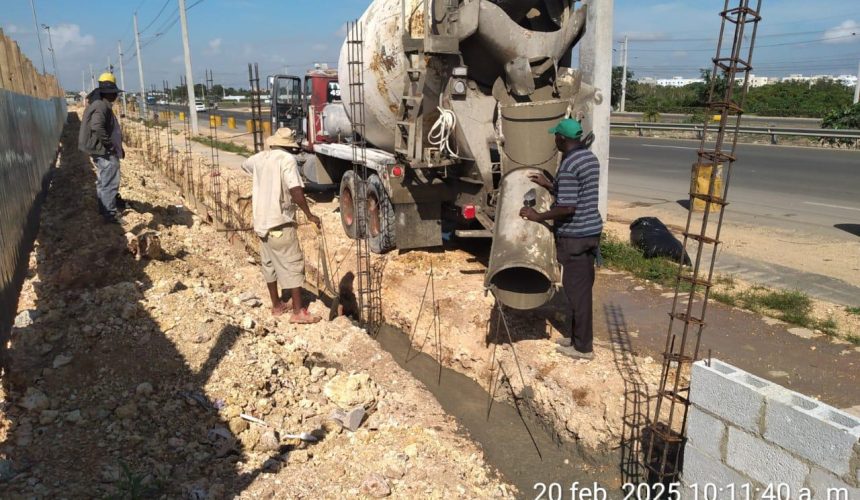 Monseñor Lorenzo Vargas vicario episcopal certifica transparencia en la verja y drenaje de la iglesia Bayaguana