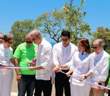 Presidente Abinader y Collado entregan obras de renovación playa Sosúa y plaza vendedores