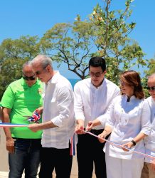 Presidente Abinader y Collado entregan obras de renovación playa Sosúa y plaza vendedores