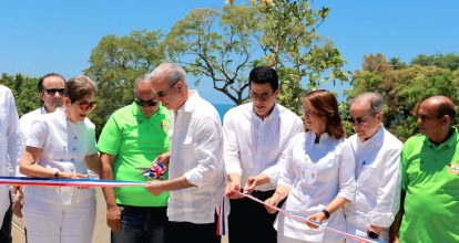 Presidente Abinader y Collado entregan obras de renovación playa Sosúa y plaza vendedores