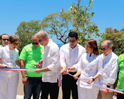 Presidente Abinader y Collado entregan obras de renovación playa Sosúa y plaza vendedores