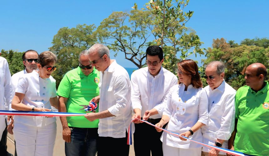 Presidente Abinader y Collado entregan obras de renovación playa Sosúa y plaza vendedores