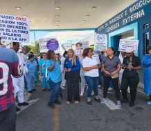 Gremios de enfermería protestan frente al Moscoso Puello y advierten paro indefinido si no atienden demandas