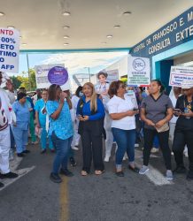 Gremios de enfermería protestan frente al Moscoso Puello y advierten paro indefinido si no atienden demandas
