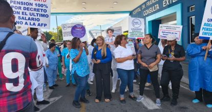 Gremios de enfermería protestan frente al Moscoso Puello y advierten paro indefinido si no atienden demandas