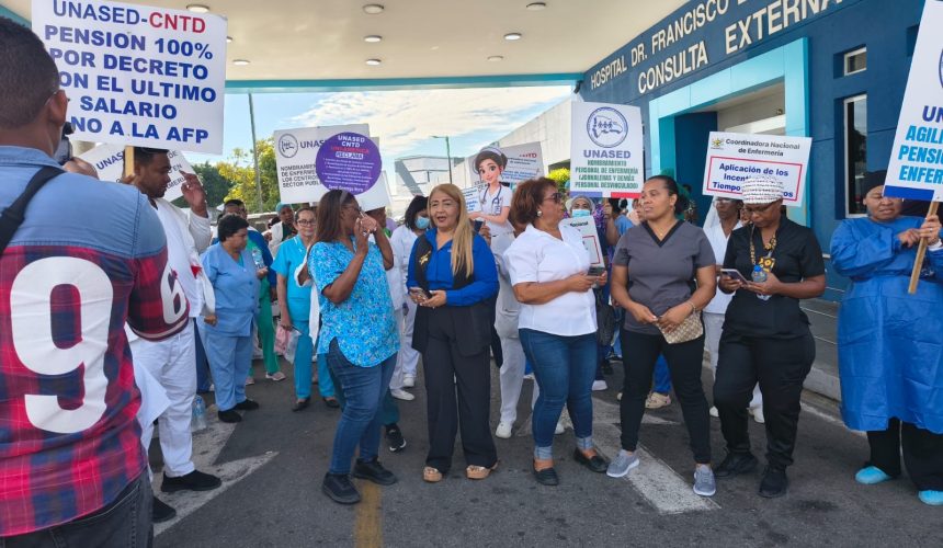 Gremios de enfermería protestan frente al Moscoso Puello y advierten paro indefinido si no atienden demandas