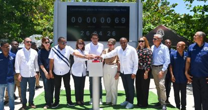 David Collado deja iniciada construcción plaza de vendedores en playa Teco de Maimón