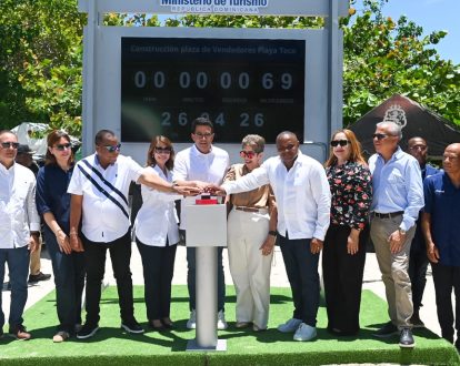 David Collado deja iniciada construcción plaza de vendedores en playa Teco de Maimón