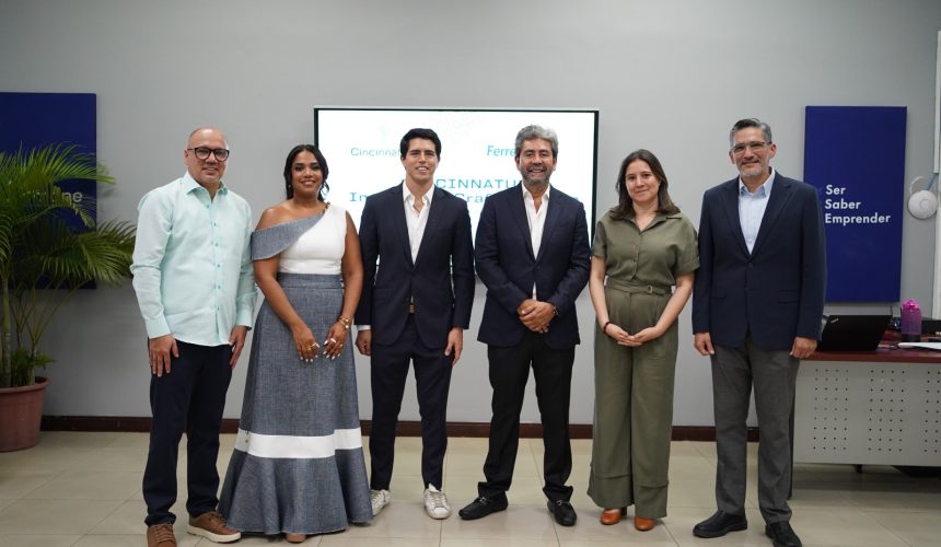 Fundación de RD instala su modelo de educación tecnológica en Ecuador