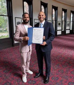 El cantautor Ariel Ramírez recibe reconocimiento del Congreso de Nueva York y celebra lanzamiento de su nuevo álbum