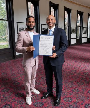 El cantautor Ariel Ramírez recibe reconocimiento del Congreso de Nueva York y celebra lanzamiento de su nuevo álbum