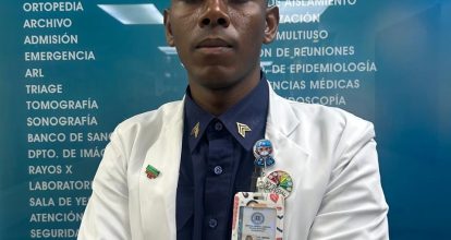 “Estudié enfermería para ayudar a mi madre”: la historia del sargento Sergio Heredia, uno de los hombres que inspira desde el cuidado y el servicio