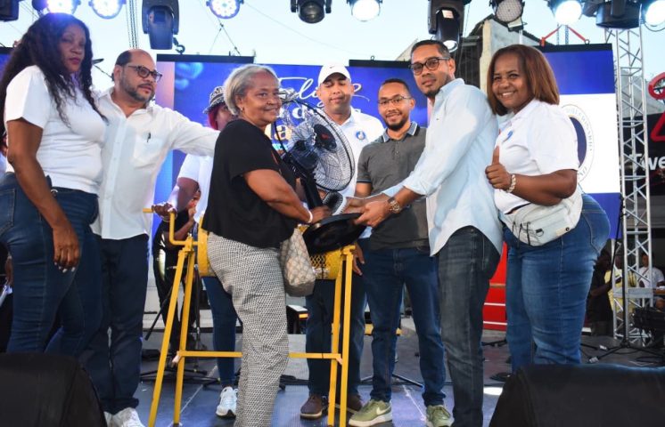 Madres participan en celebración organizada por vicealcalde Freilin Urbáez en San Luis